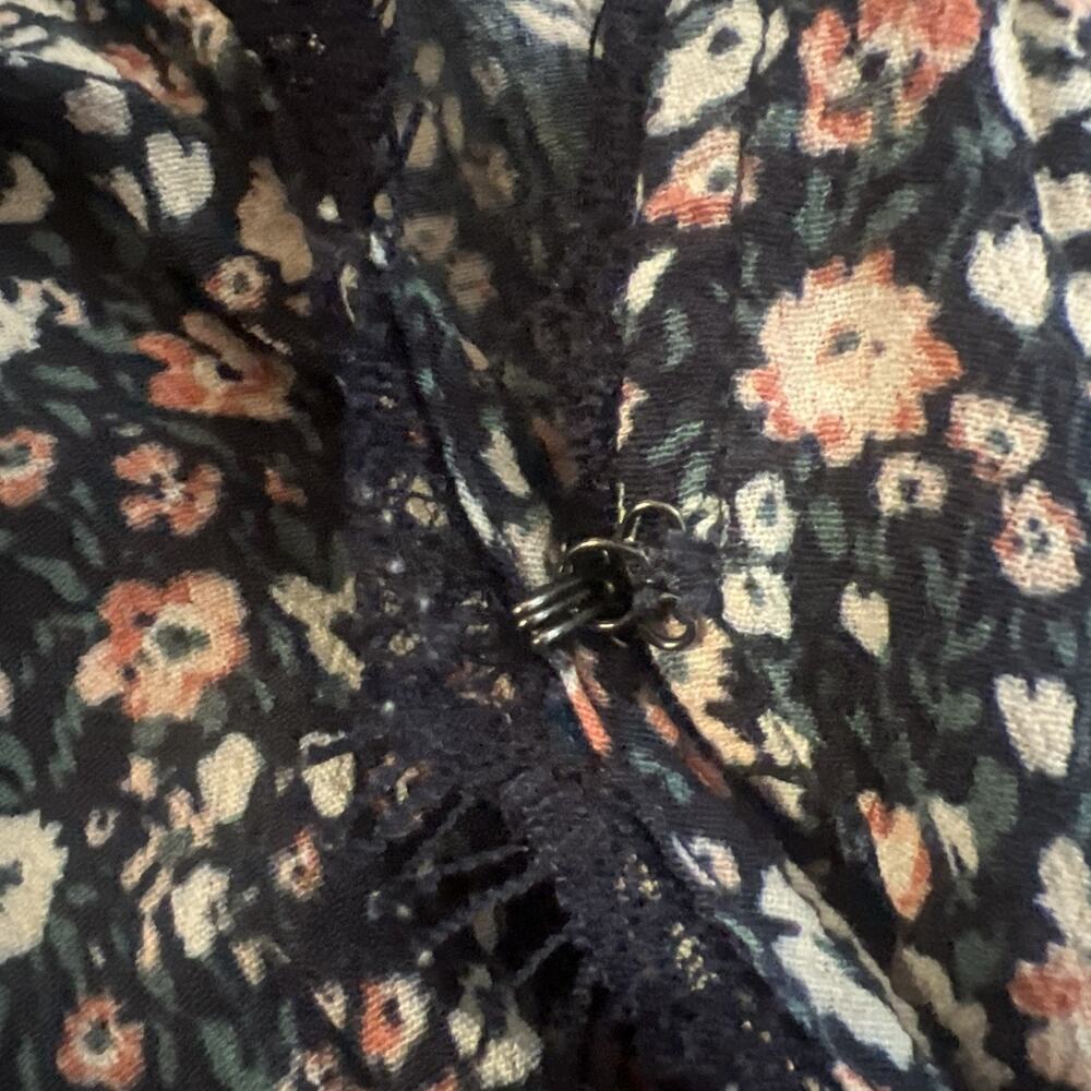 Abercrombie & Fitch Floral Wrap Top Size M Navy Cottagecore Boho Lace Trim - Picture 9 of 9